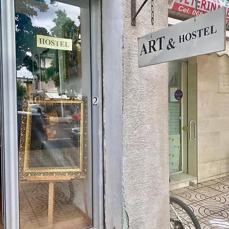 Art & Vandrerhjem *